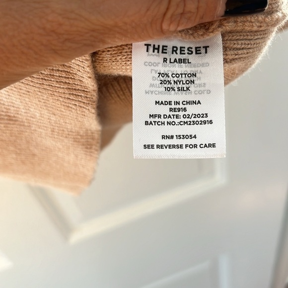 R Label The Reset - The Looker Sweater in Macadamia - Picture 3 of 5